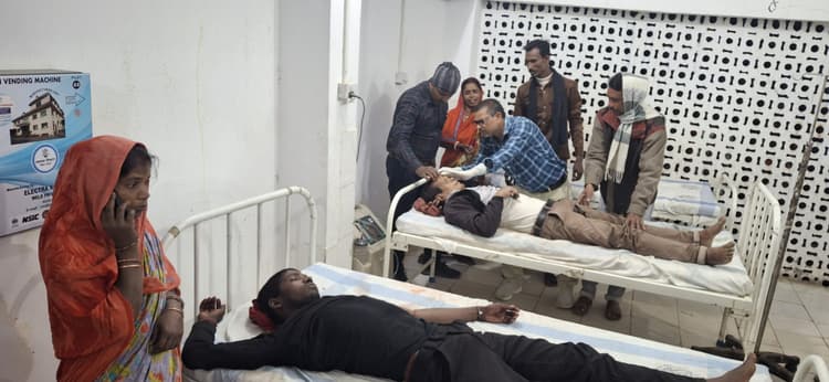 सड़क दुर्घटना में बाइक सवार दो युवक समेत तीन जख्मी