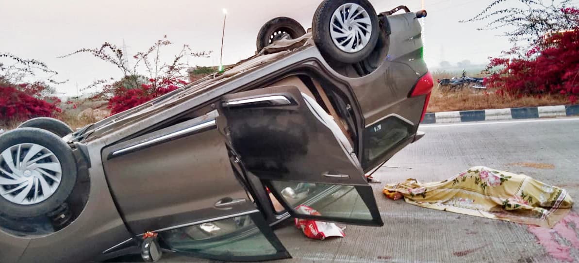 Buxar News: कुंभ स्नान कर घर लौट रहे श्रद्धालुओं की कार डिवाइडर से टकरायी, महिला की मौत