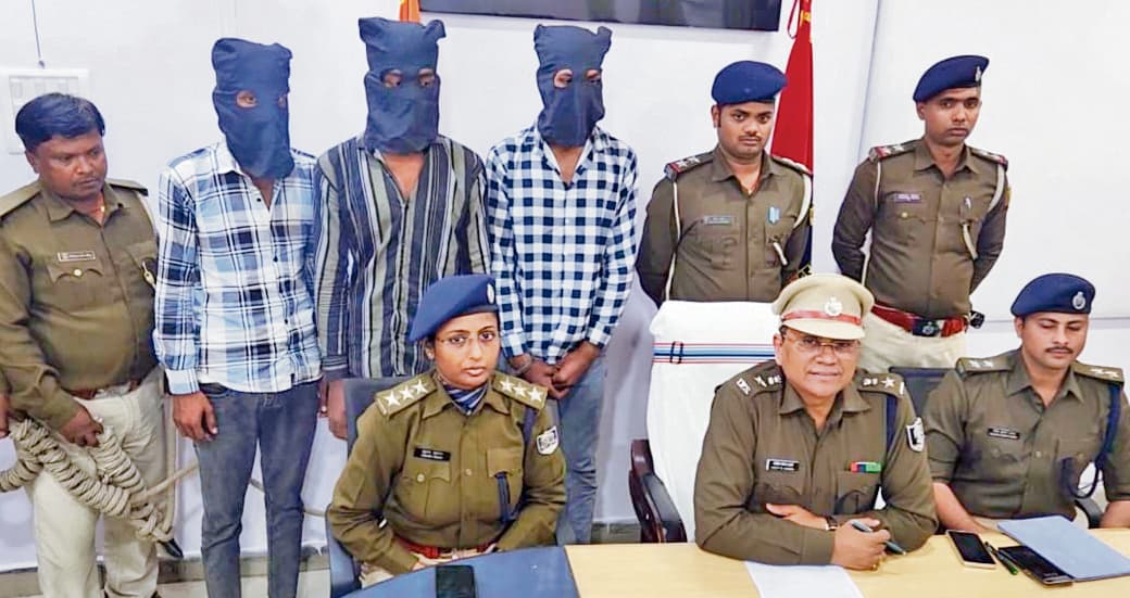 hajipur news. सीएसपी में लूट के तीन आरोपित नारायणपुर बेदौलिया से गिरफ्तार, एक फरार