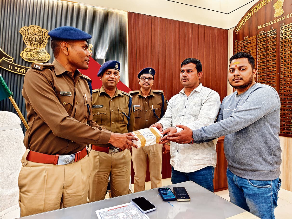 लूटे गये 630 ग्राम सोने के जेवर आभूषण कारीगर को सौंपा गया