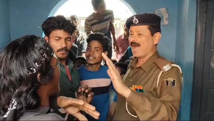 शिक्षक ने छात्रा से की अश्लील हरकत, अभिभावकों ने किया हंगामा