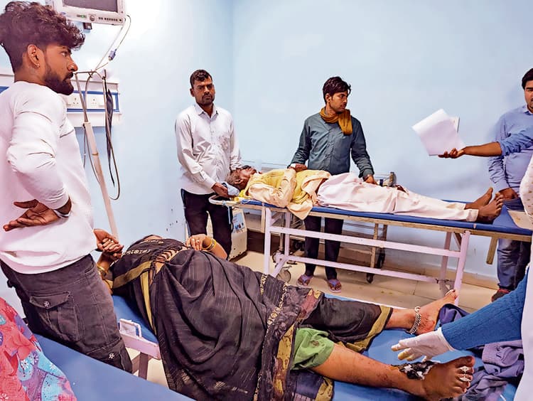 अनियंत्रित होकर सवारी से भरा ऑटो पलटा, छह लोग जख्मी