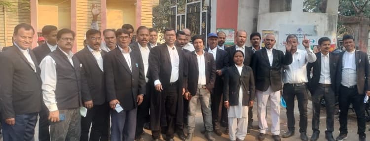 Bokaro News : अधिवक्ताओं की सुरक्षा में विफल केंद्र सरकार थोप रही विधेयक : रणजीत