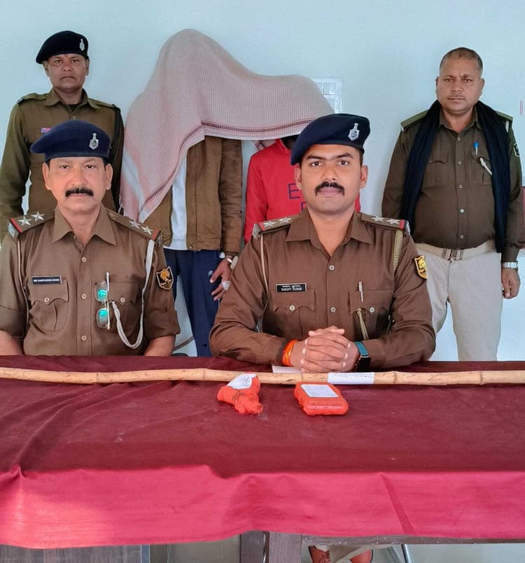 Darbhanga News: लूटपाट की घटना को अंजाम देने के लिए एकत्र बदमाशों को देसी कट्टा के साथ पुलिस ने पकड़ा
