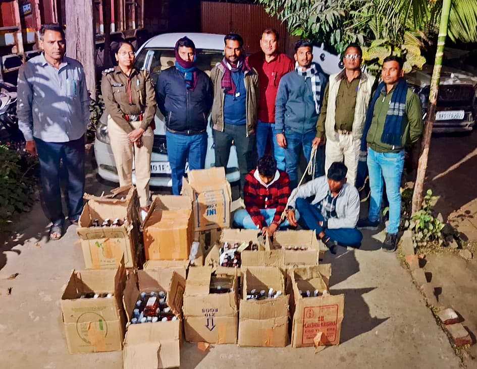 Jehanabad News : 12 लाख की विदेशी शराब के साथ चतरा के दो तस्कर धराये