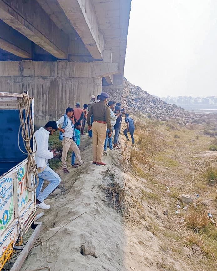 Gopalganj News : युवती के गले में फंदा डालकर हत्या करने के बाद बंगरा घाट पुल से नीचे फेंका शव