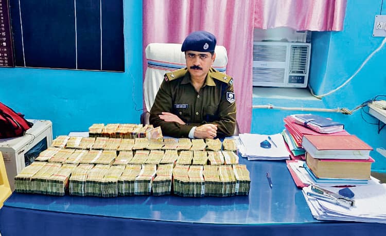 Gaya News : गया में हवाला के 1.06 करोड़ रुपये के साथ राजस्थान का युवक अरेस्ट