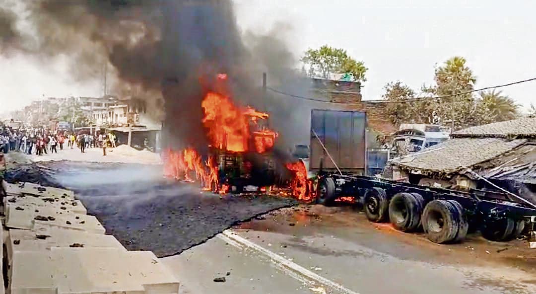 Gaya News : वेल्डिंग की लपटों से ट्रक सहित चार वाहन जल कर राख