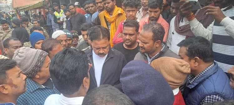 Giridih News :बाइक की टक्कर में सड़क पर गिरे दो फैक्ट्री कर्मियों को ट्रेलर ने कुचला, मौत