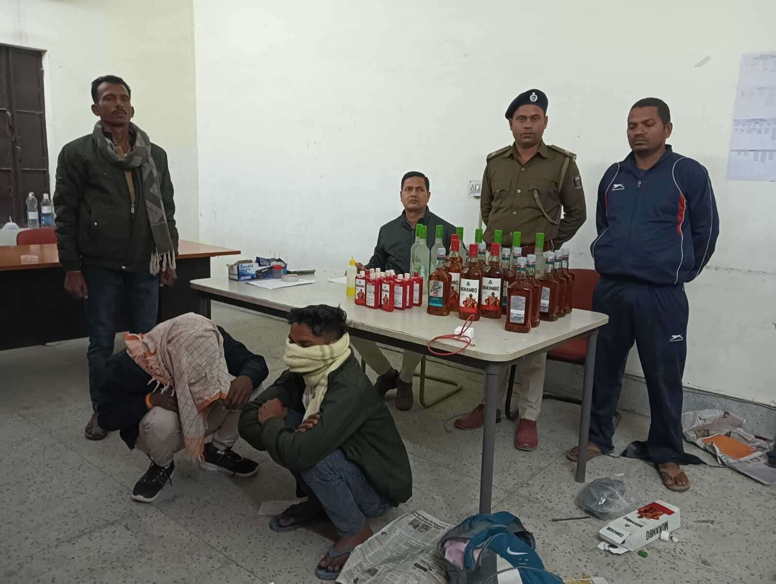 उत्पाद विभाग ने शराब के साथ तस्करों को किया गिरफ्तार