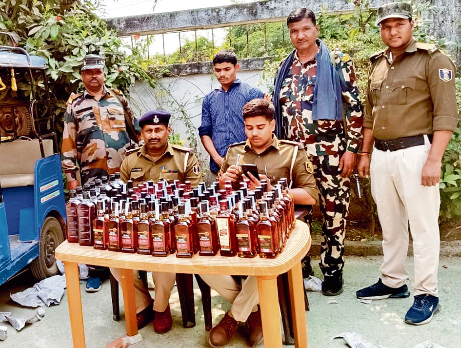 Gaya News : डोभी पुलिस ने एक टोटो से शराब के साथ कारोबारी को पकड़ा