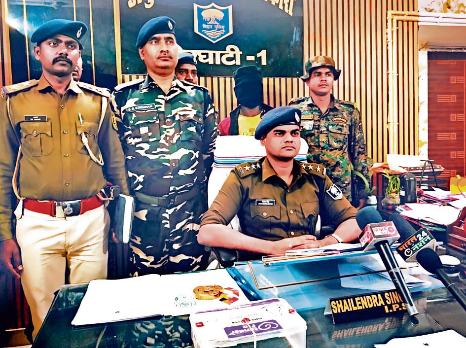 Gaya News : धनगाईं के तीलेटांड़ जंगल से एक लाख का इनामी नक्सली लोहा गिरफ्तार