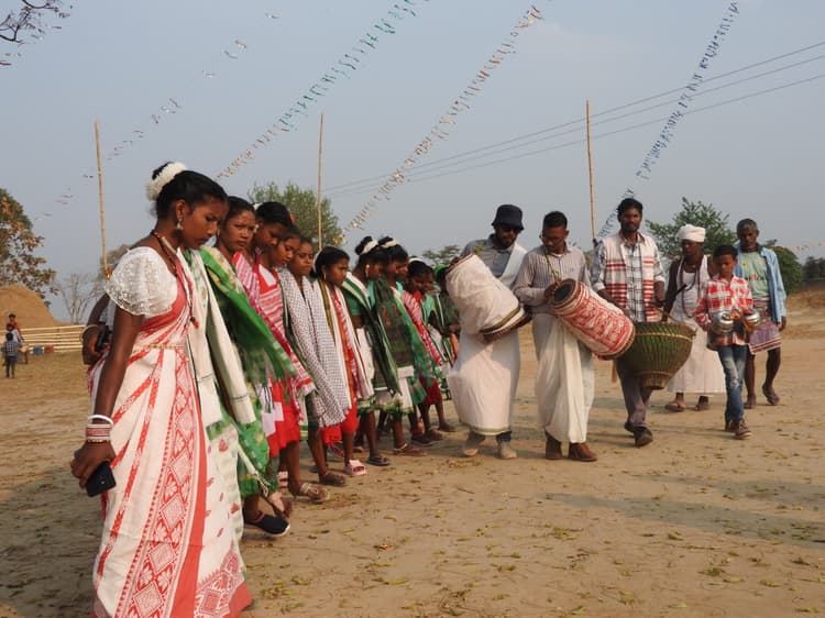 Chaibasa news : नशापान से दूर रहें ग्रामीण, गांव बनेगा आदर्श