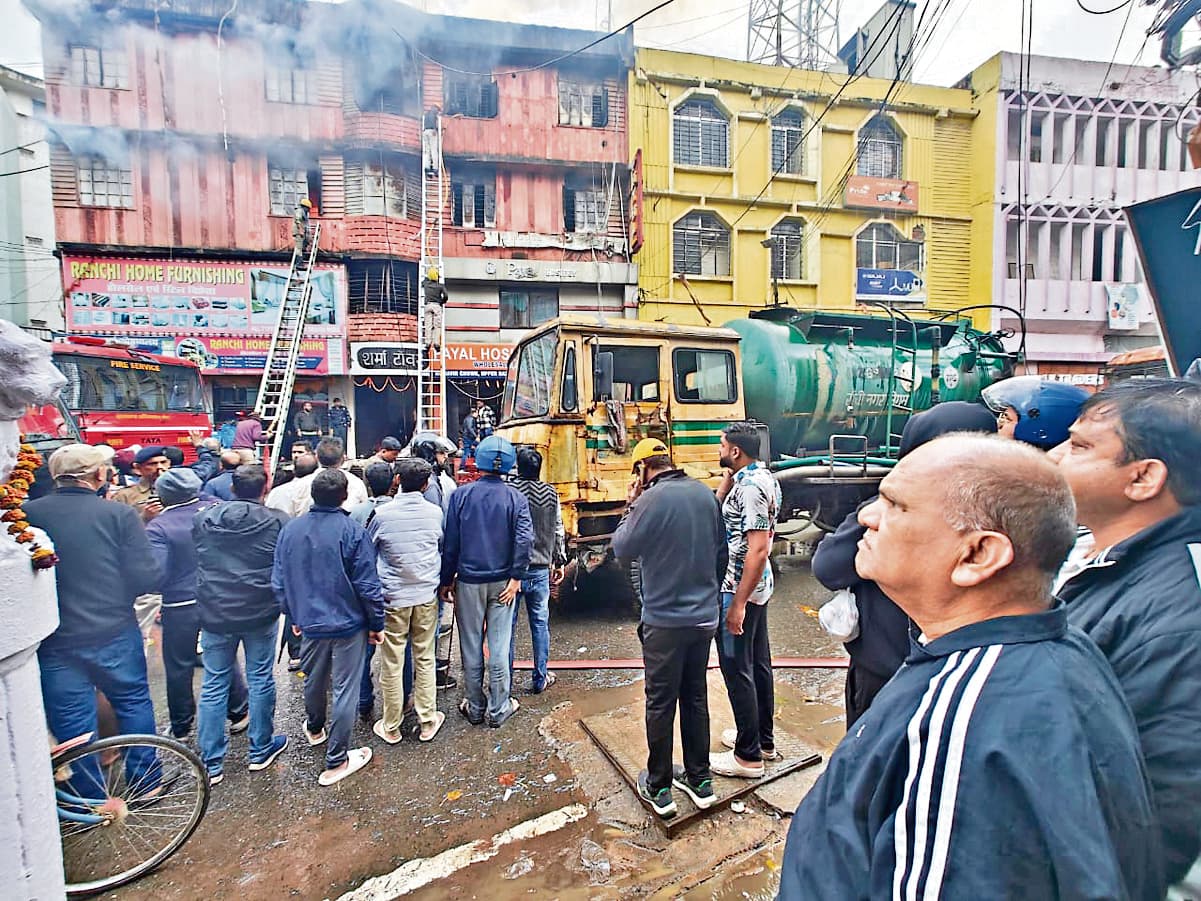 Ranchi News : कपड़ा के तीन गोदामों में आग लगी, दो करोड़ से अधिक का नुकसान