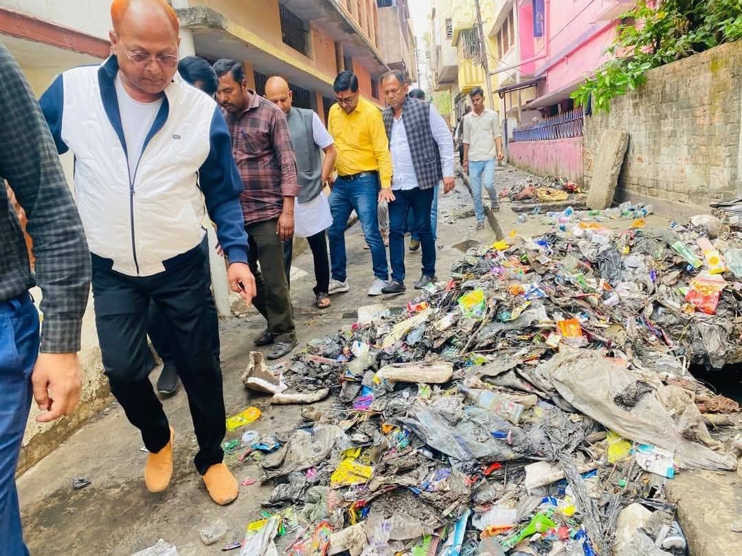 Jamshedpur News : मानगो देशबंधु लाइन और नित्यानंद कॉलोनी में गंदगी अंबार, सरयू की पहल पर शुरू हुई सफाई