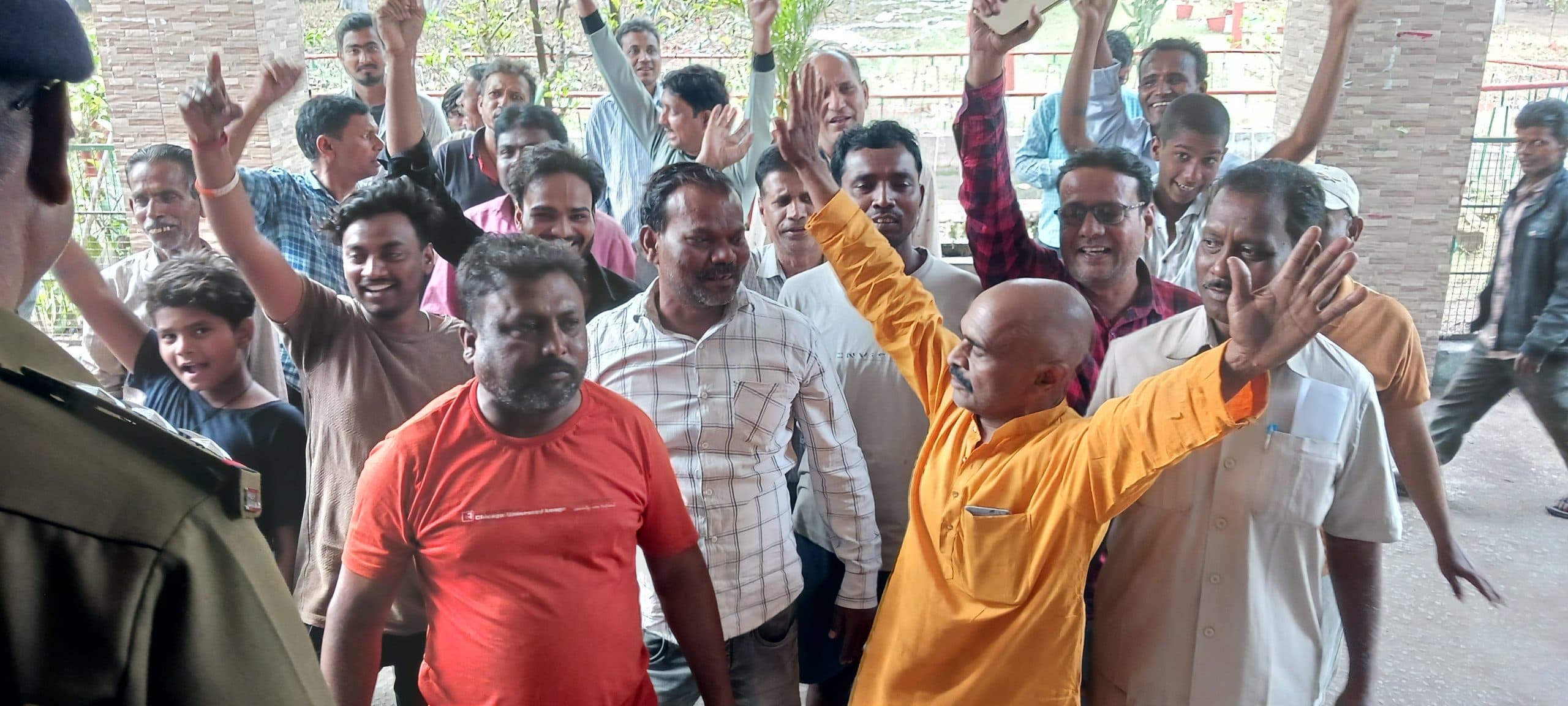 Dhanbad News: जल संकट को लेकर जीएम कार्यालय पर प्रदर्शन