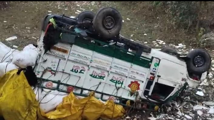 कचरा लदा पिकअप दुर्घटनाग्रस्त, चालक घायल