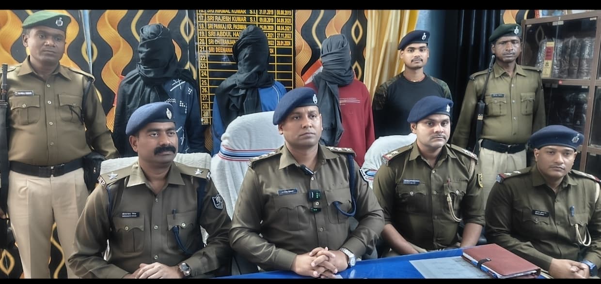 चोरी की बाइक के साथ तीन युवक गिरफ्तार