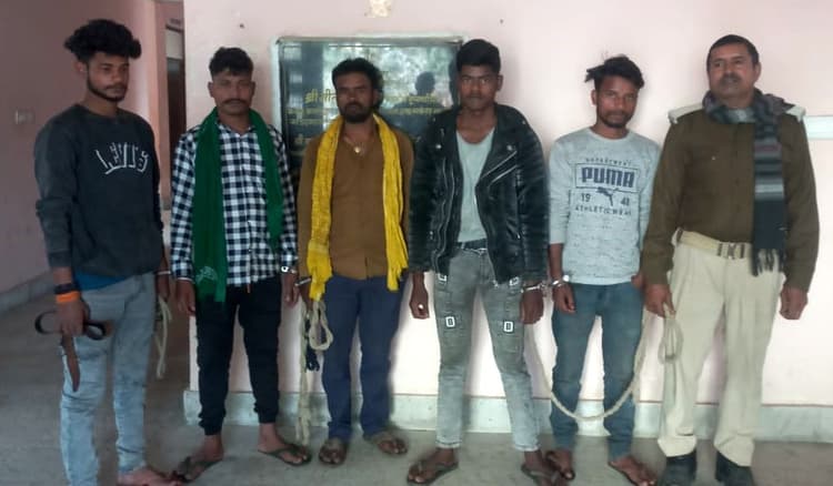 एक तस्कर व शराब पीने के आरोप में चार गिरफ्तार