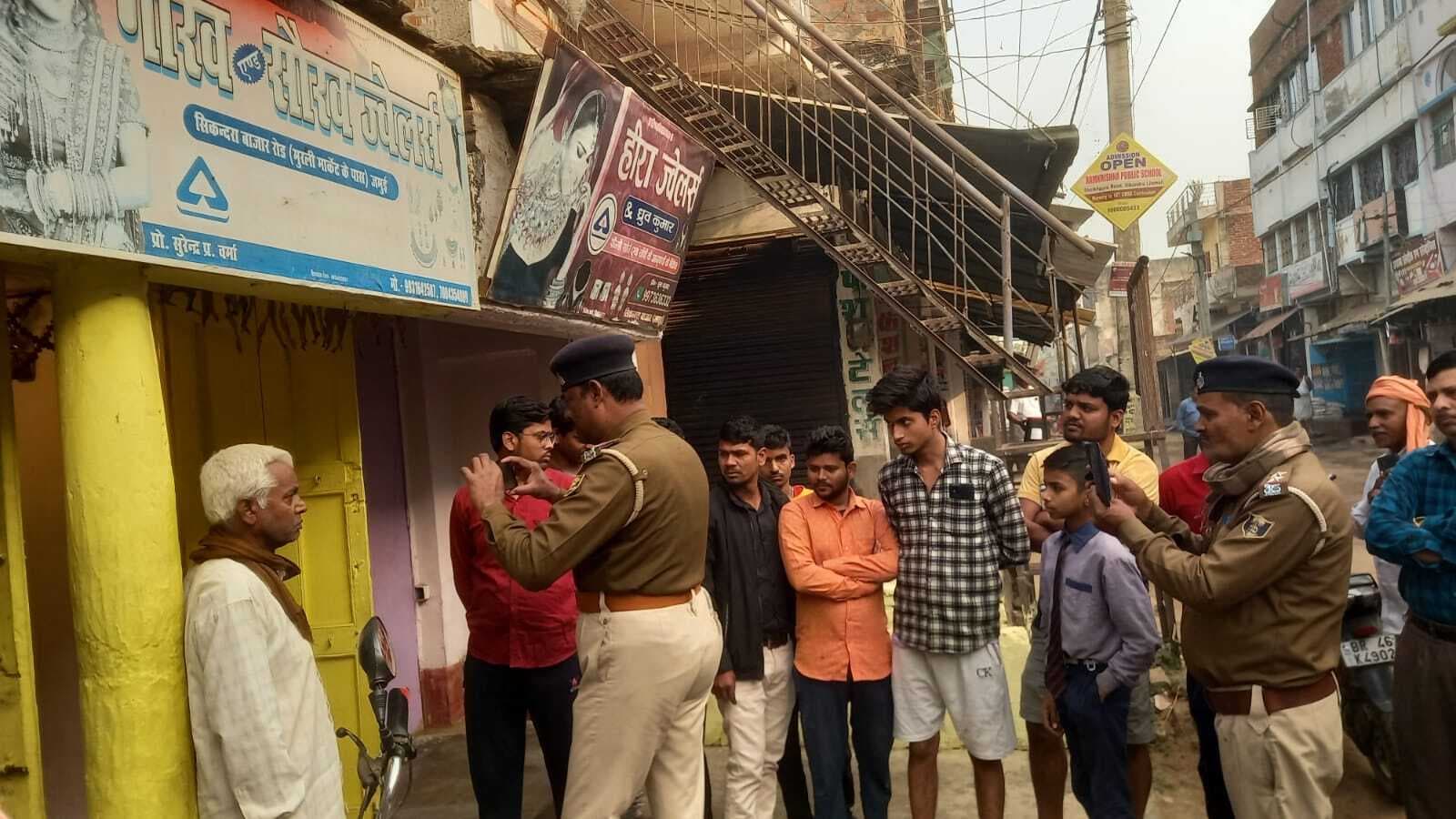 दुकान का ताला तोड़ कर डेढ़ लाख के आभूषण की चोरी