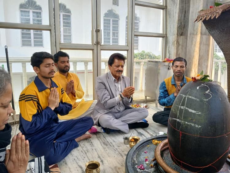 मशहूर पार्श्व गायक पद्मश्री उदित नारायण ने प्रगेश्वर महादेव का किया अभिषेक