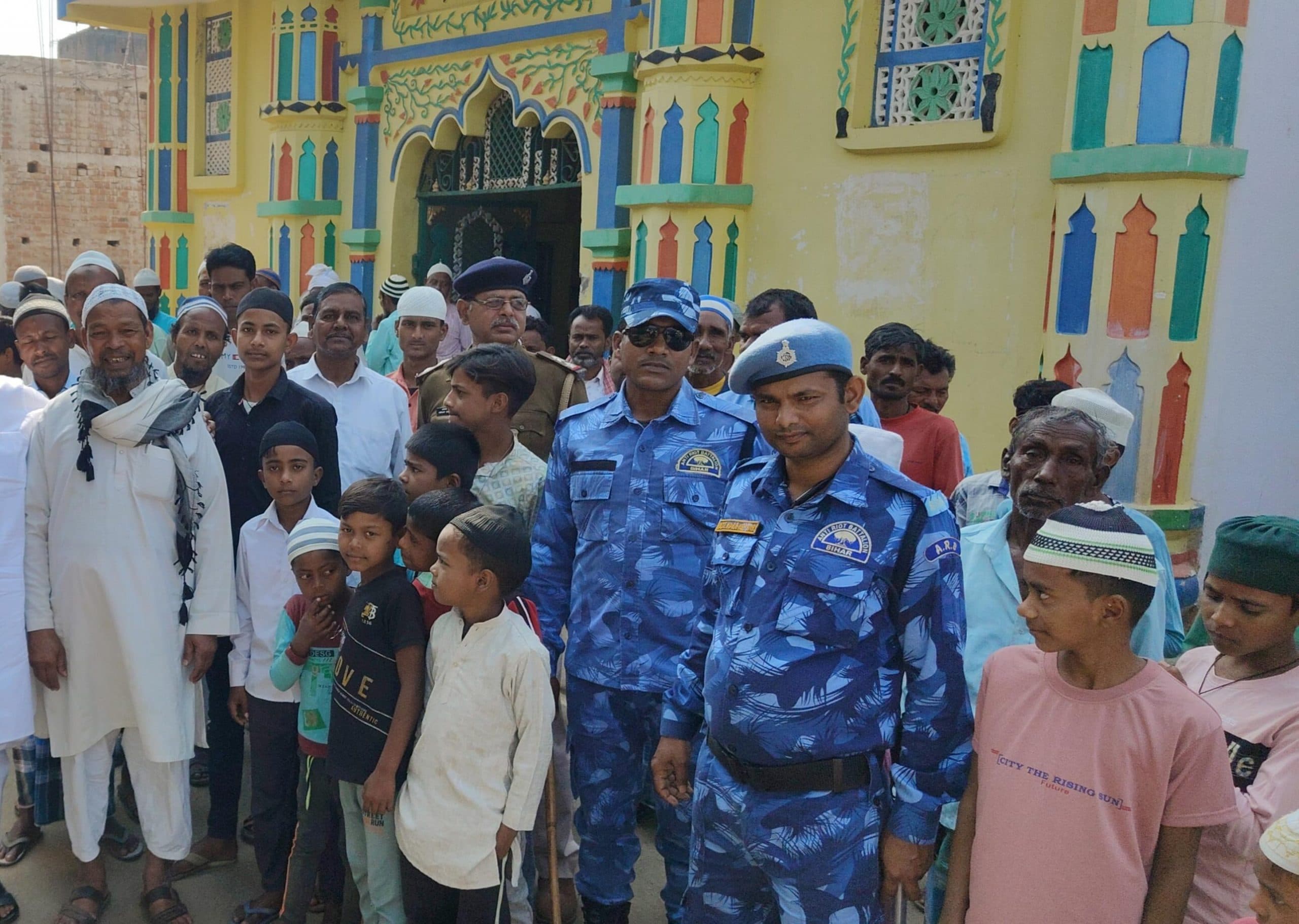 पटरी पर लौटा बलियाडीह का दैनिक जीवन, अभी भी गांव में तैनात है पुलिस
