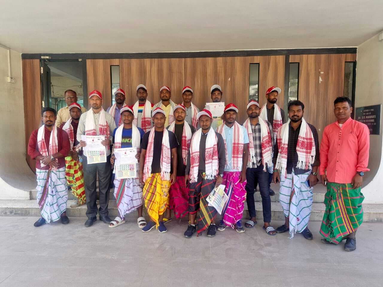 Jamshedpur News : आदिवासी युवाओं का अनूठा संकल्प, ऐसे किया रक्तदान