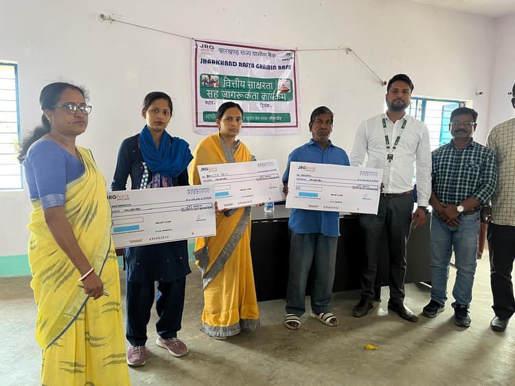 Jamshedpur news. तीन परिवार को मिला पीएमजेजेबीवाइ का दो-दो लाख का चेक