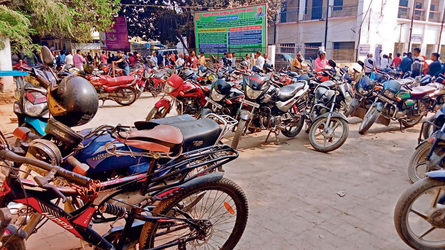 Chapra News : शहर में सिर्फ एक ही पार्किंग स्टैंड, सरकारी कार्यालयों में खड़ी की जाती हैं गाड़ियां