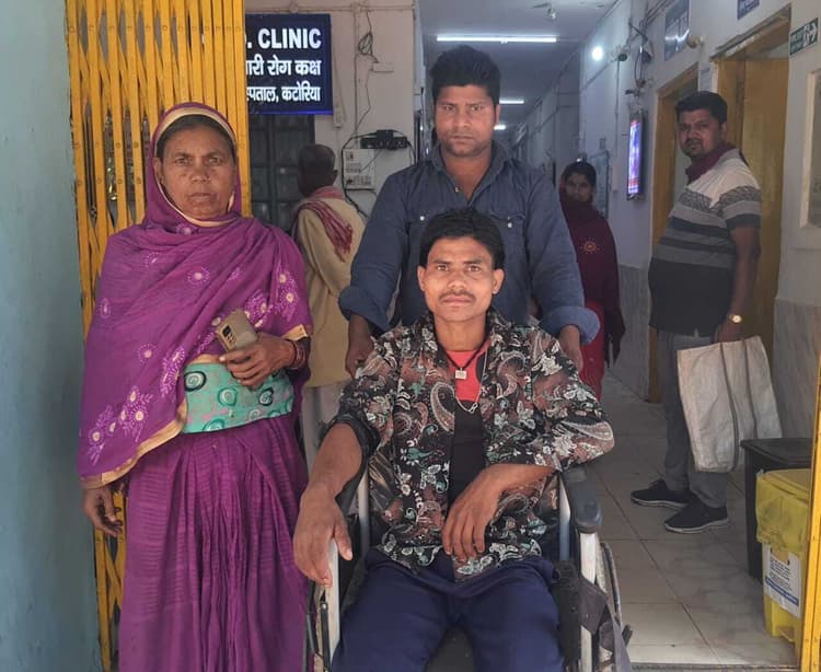 अनियंत्रित पिकअप वैन की टक्कर से बाइक चालक घायल