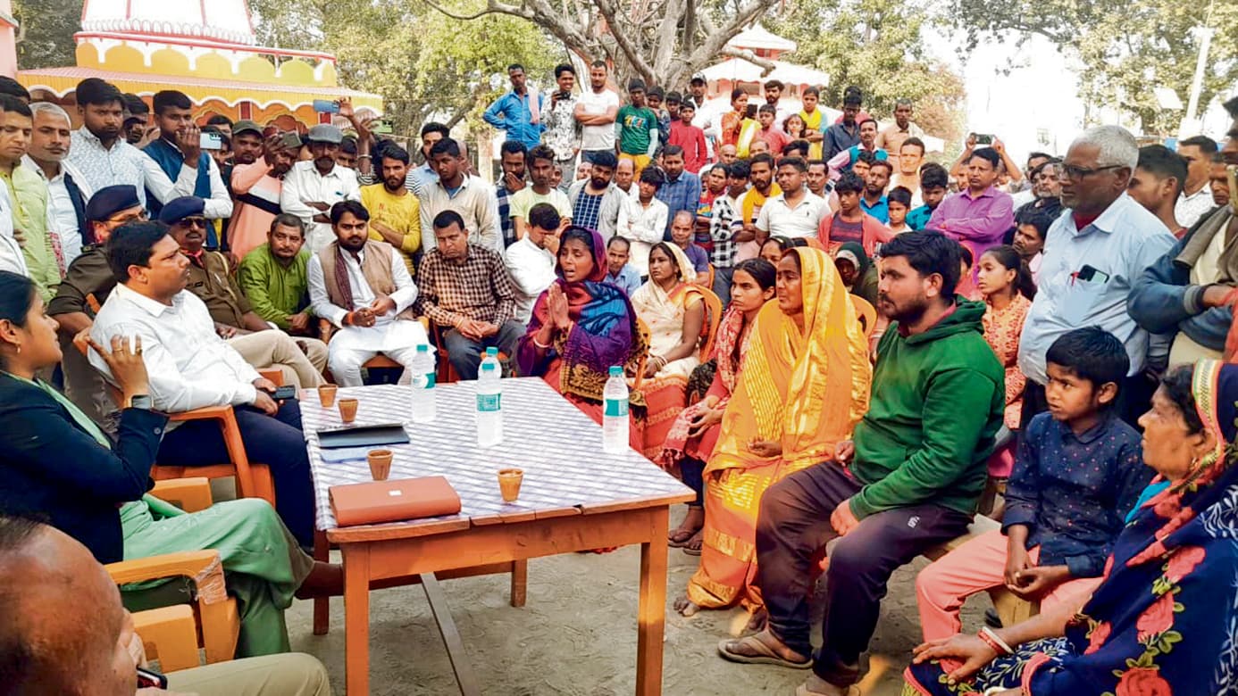 Chapra News : बहरौली के ग्रामीणों संग एसडीओ ने की बैठक, गांव घर वापस लौटने की अपील