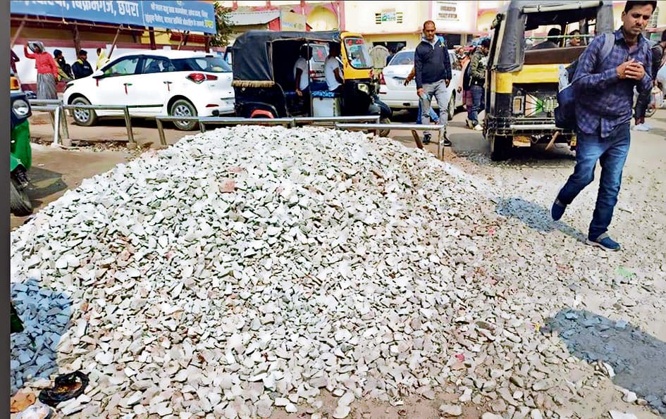 Chapra News : जंक्शन का सर्कुलेटिंग एरिया का आधा अधूरा काम लोगों के लिए बना मुसीबत