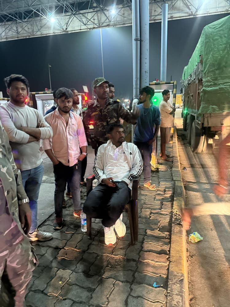 Giridih News : अवैध कोयला लदे वाहनों के गुजरने की सूचना पर डुमरी विधायक पहुंचे टोल प्लाजा