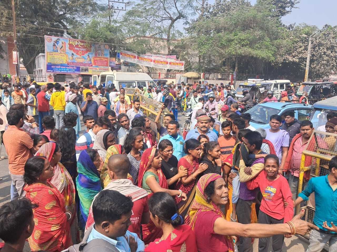 Road accident: यात्री बस की ठोकर से महिला की मौत, सड़क जाम