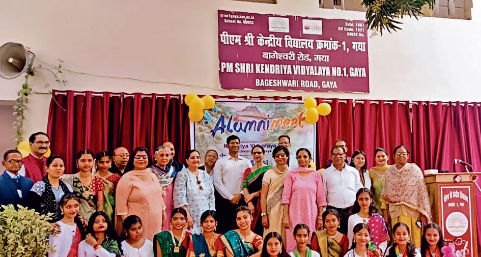 Gaya News : केंद्रीय विद्यालय के विद्यार्थी 47 साल बाद मिले, स्कूल की यादें साझा कीं