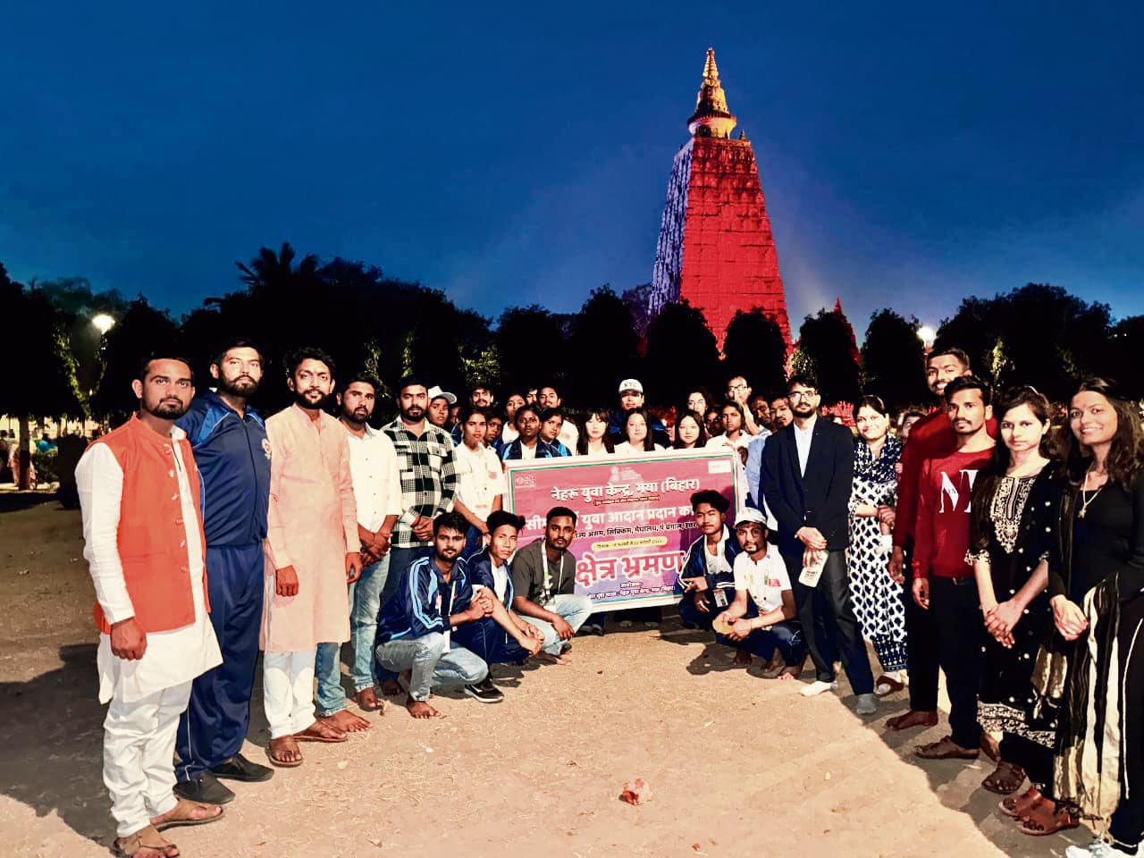 Gaya News : पांच राज्यों के युवाओं ने बोधगया के पर्यटन स्थलों का किया भ्रमण