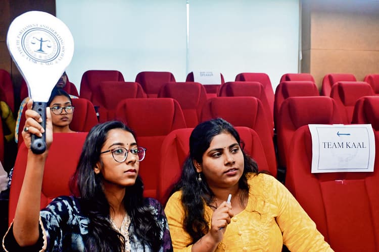 Gaya News : टीमों की नीलामी के साथ सीयूएसबी के लाॅ विभाग में डिबेटिंग प्रीमियर लीग की शुरुआत