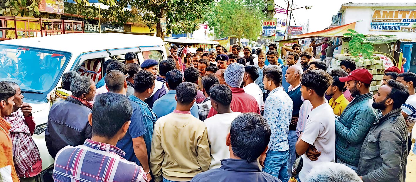 Gaya News : शेरघाटी के गोला बाजार में सरेआम युवती से जोर जबरदस्ती व मारपीट