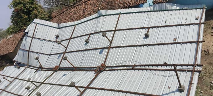 Chaibasa News : आंधी में उड़ा राज्यकृत मवि का शेड