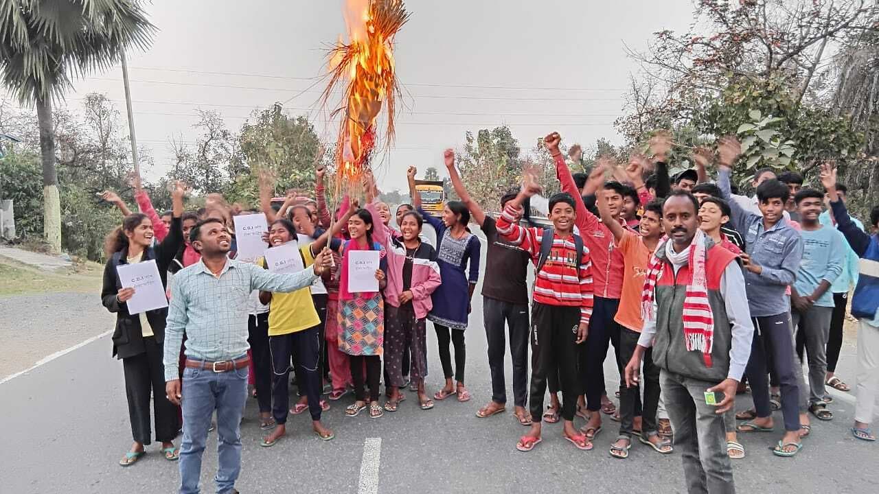 Dhanbad News: बलियापुर में विद्यार्थियों ने जलाया शिक्षा मंत्री का पुतला
