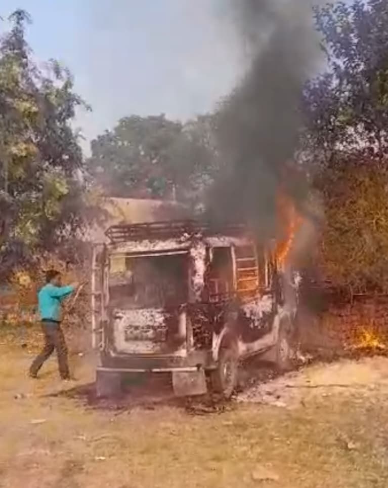 Dhanbad News: कांको में खड़े मैजिक व ऑटो में लगी आग