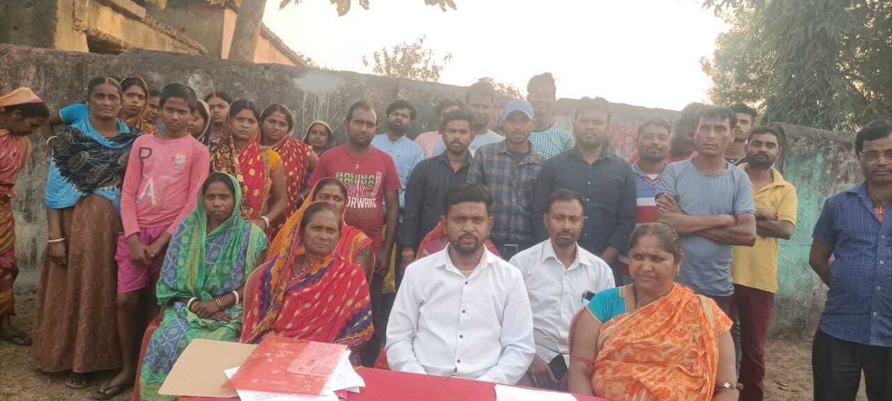 Dhanbad News: सुरुंगा के रैयतों ने दी डीसी ऑफिस में आत्मदाह की चेतावनी