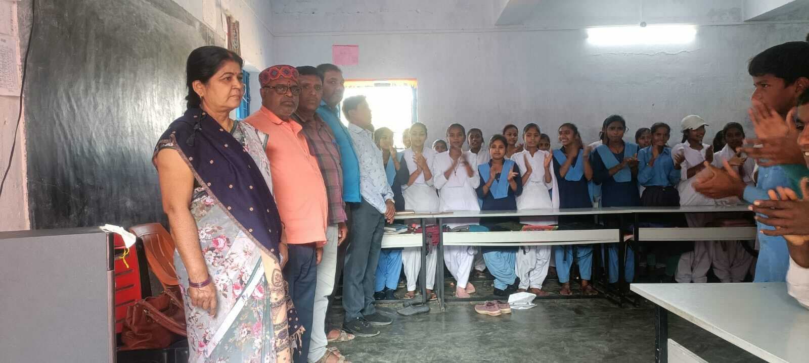 मध्य विद्यालय गुरुआ में स्काउट एंड गाइड का दिया जा रहा है प्रशिक्षण