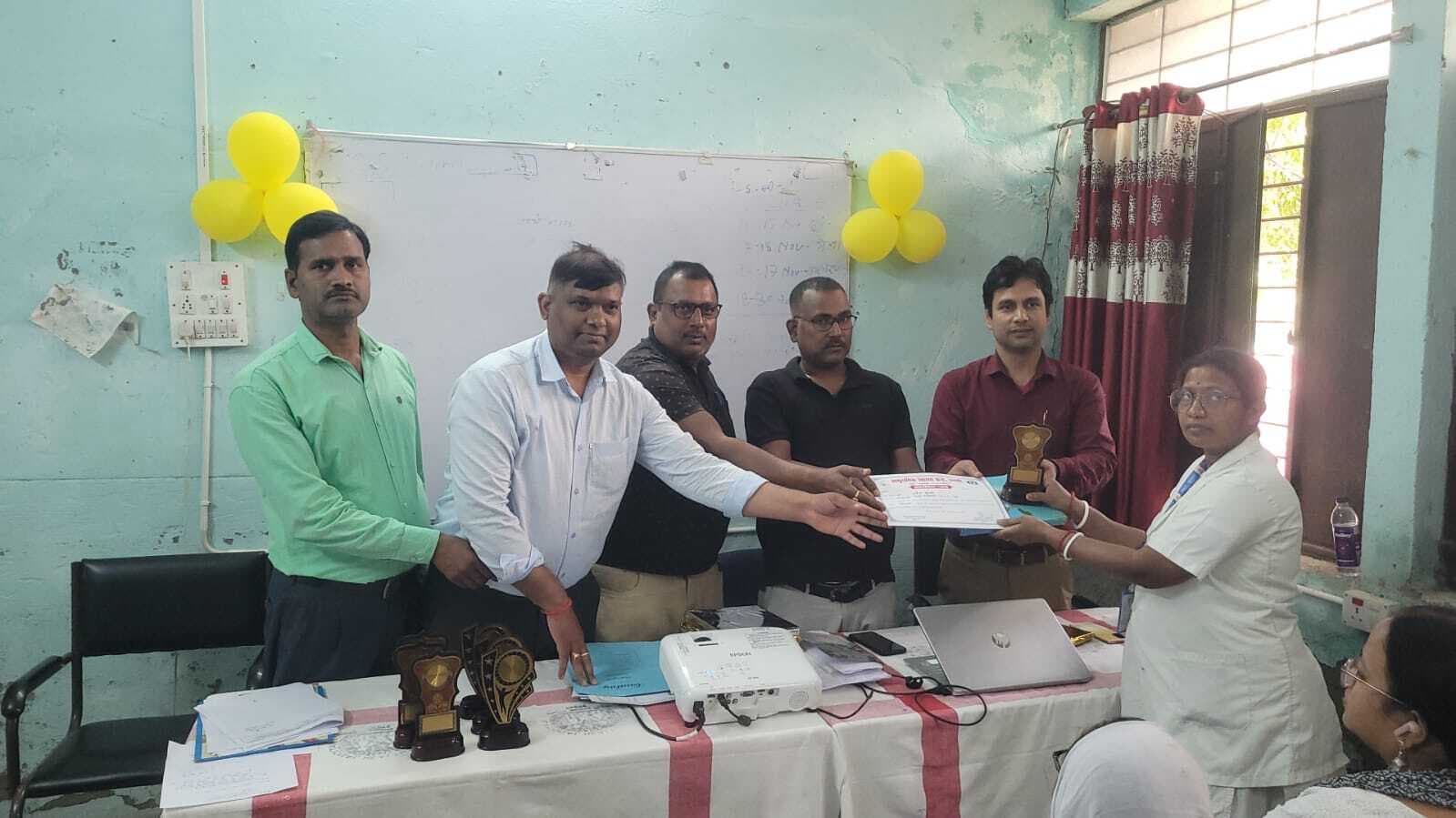 परिवार नियोजन में उत्कृष्ट कार्य करने वाले कर्मी हुए पुरस्कृत