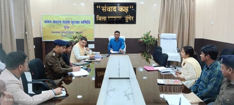 शहर के सभी ब्लैक स्पाॅट पर साइनेज व गति सीमा से संबंधित बोर्ड लगायें: डीएम