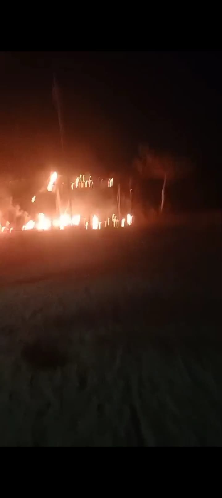 असामाजिक तत्वों ने झोंपड़ी में लगायी आग