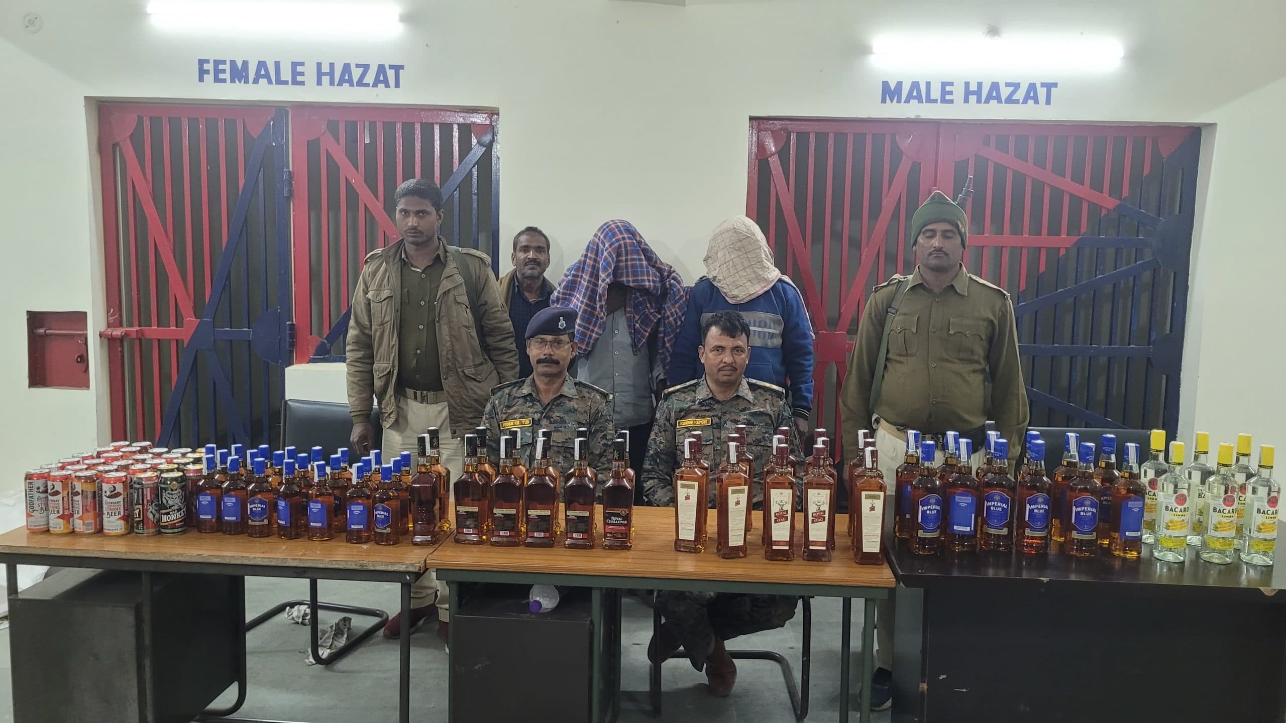 नोनगढ़ चेक पोस्ट से 55 लीटर शराब के साथ दो तस्कर गिरफ्तार