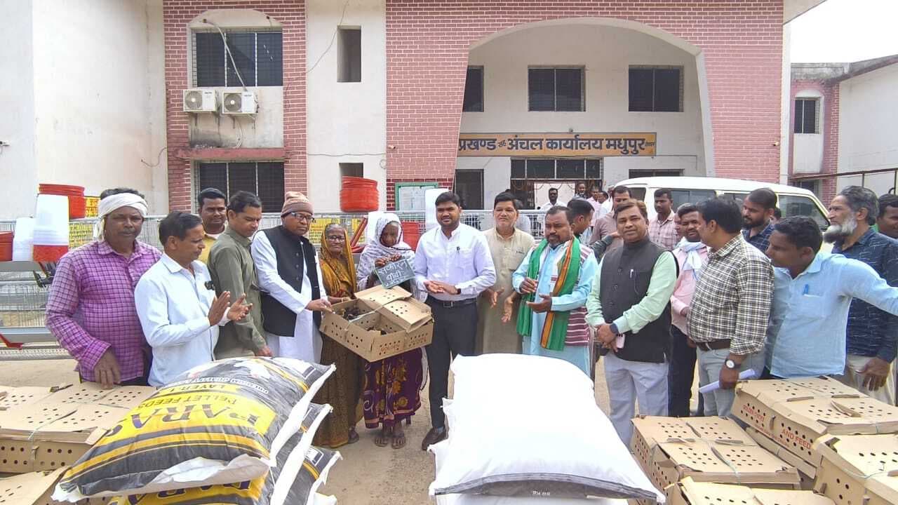 लाभुकों के बीच किया गया चूजे का वितरण