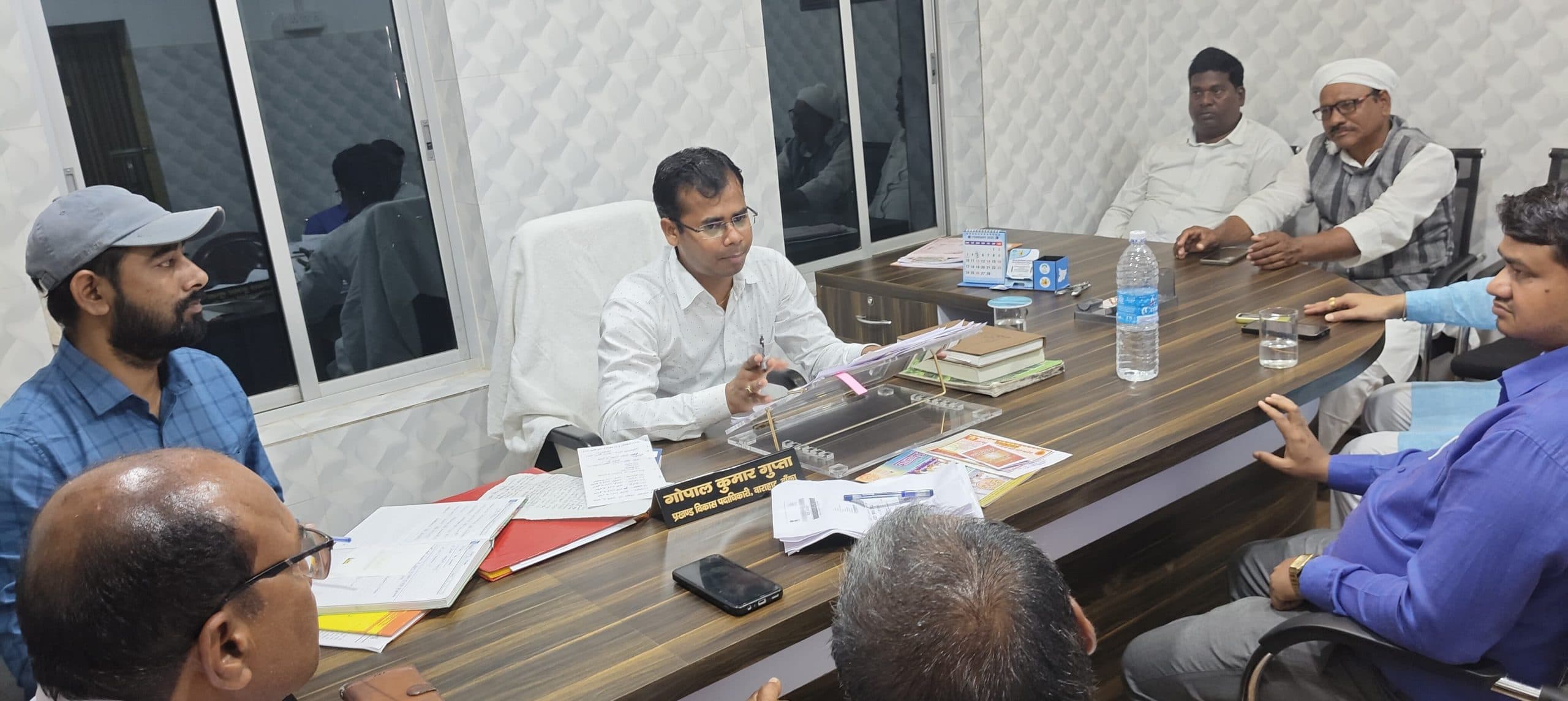 आवास सर्वें को लेकर बीडीओ ने की बैठक