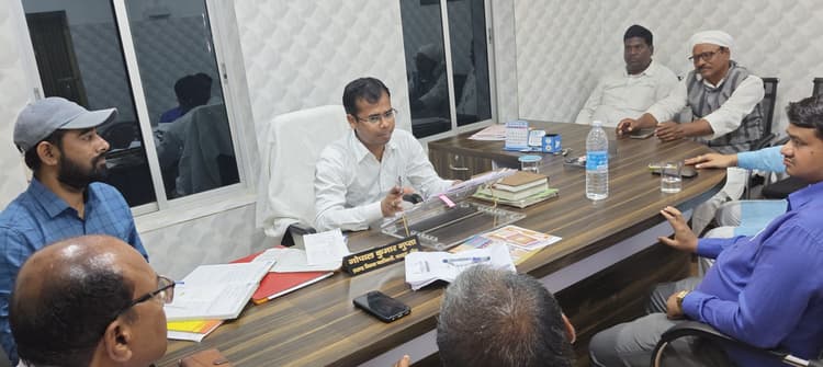 आवास सर्वें को लेकर बीडीओ ने की बैठक